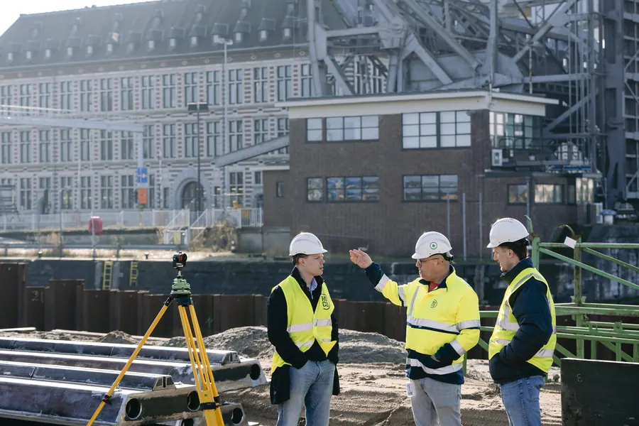 Overleg op de bouwplaats tussen uitvoering en toezicht